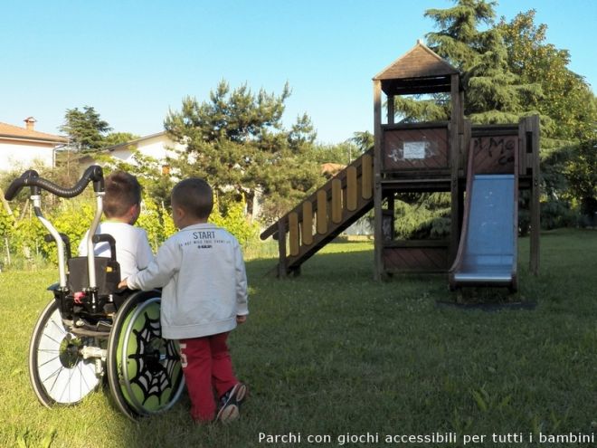 parchi-inclusivi-con-giochi-per-bambini-disabili