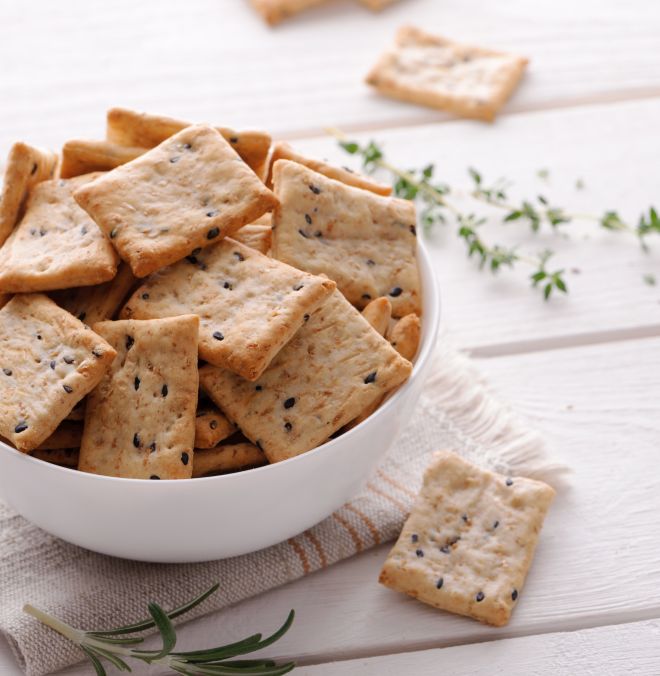 cracker fatti in casa con semi vari tra cui zucca, lino, sesamo, girasole, papavero