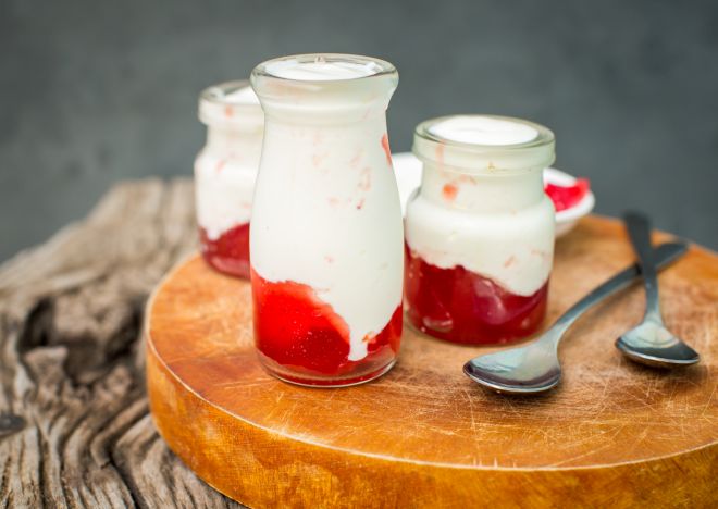 yogurt-con-composta-marmellata-fragole