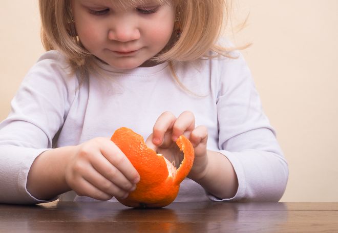 attivita-montessori-vita-pratica-bambini-12-18-mesi-sbucciare-mandarino