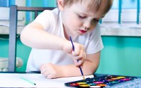 materiali-creativi-in-stile-montessori-per-bambini-colle-nastri