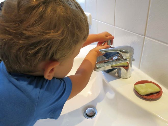 rituale-lavarsi-le-mani-bambini-metodo-montessori