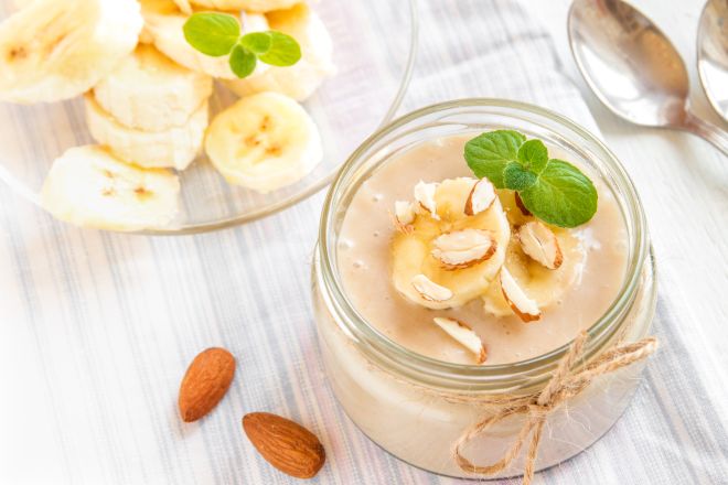 Crema di banane allo yogurt con mandorle