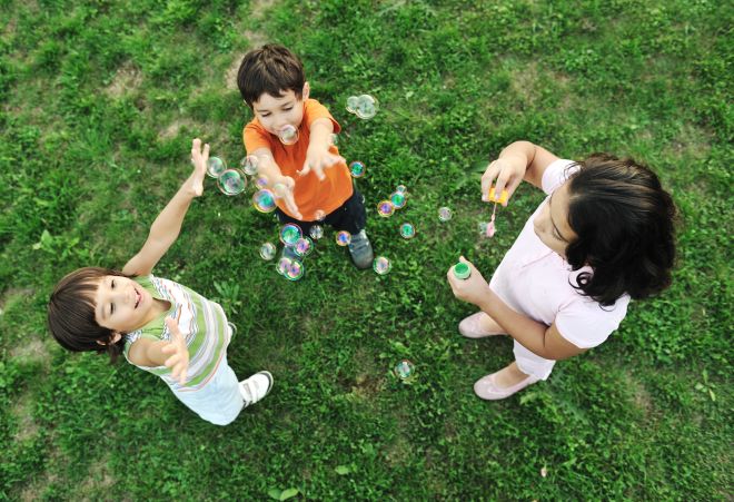 10 attività estive da fare all'aperto con i bambini