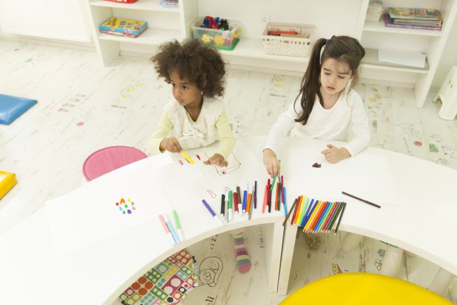 idee-per-tenere-in-ordine-cameretta-bambini-montessori