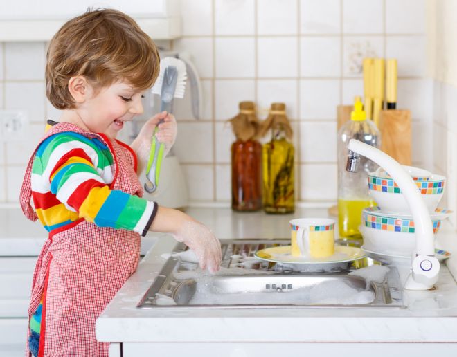 attivita-montessori-vita-pratica-facili-bambini