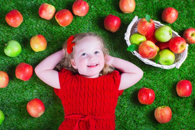 Tavolino e sedia bimbi nel metodo Montessori: tutto a misura del