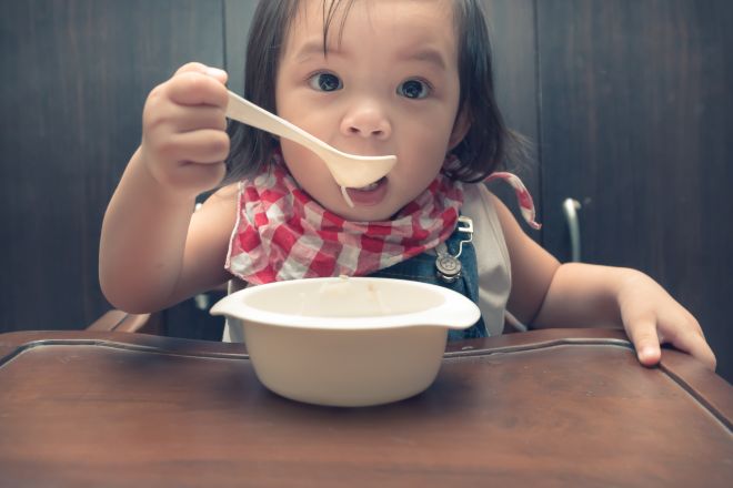 bambini-tavola-pappa-svezzamento-autosvezzamento-metodo-montessori