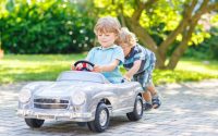 bambini-dimenticati-in-auto-caldo-estate-prevenzione