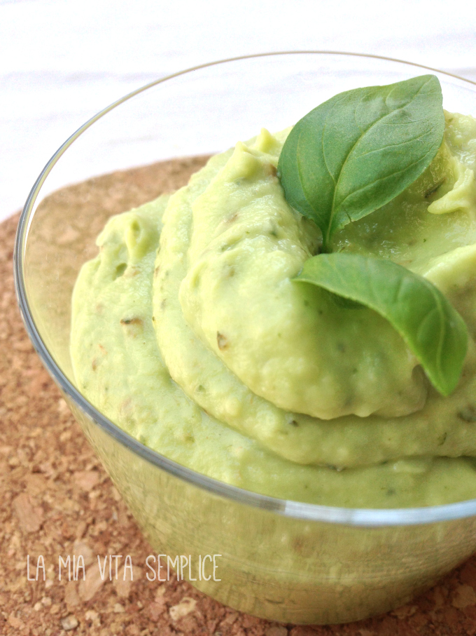 Pesto light di avocado zucchine e basilico