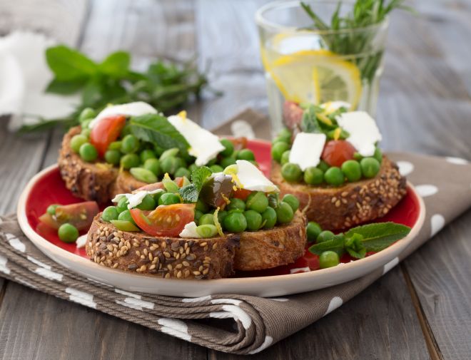 ricette-pranzo-pasqua_bruschetta-piselli-pecorino