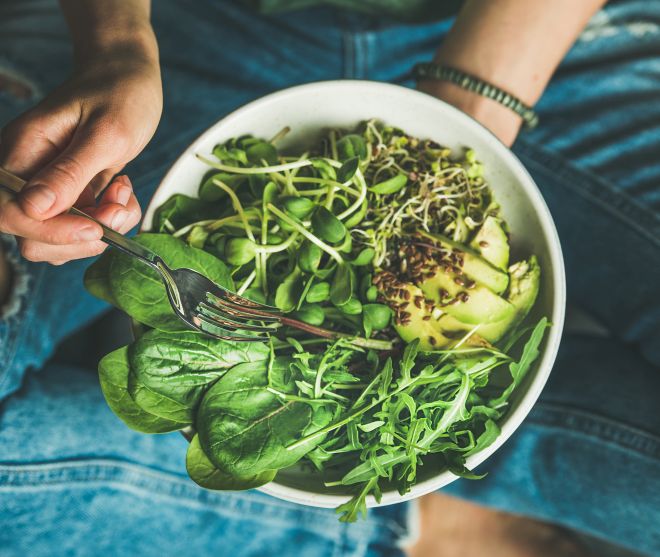 ricette-pranzo-pasqua_insalata-germogli-spinaci-avocado