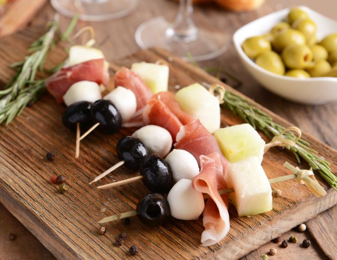 idee-ricette-pranzo-al-sacco-freddo-centro-estivo-estate-ragazzi_spiedini-frutta-formaggio