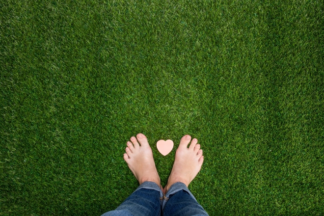 grounding-contatto-con-la-natura-piedi-nudi-erba