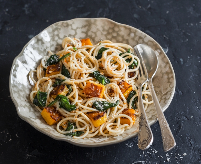 Come fare gli spaghetti di zucchine: ricette per condirli crudi e cotti