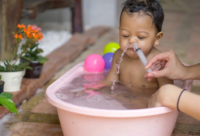 importanza-lavaggio-nasale-neonati-bambini-per-sviluppo-linguaggio