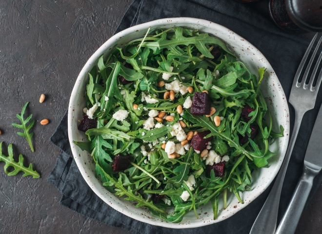 ricette-per-pasqua_insalata-rucola-barbabietola-feta-pinoli