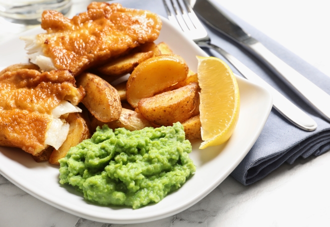 ricette-per-pasqua_merluzzo-impanato-patate-fish-chips-purea-piselli