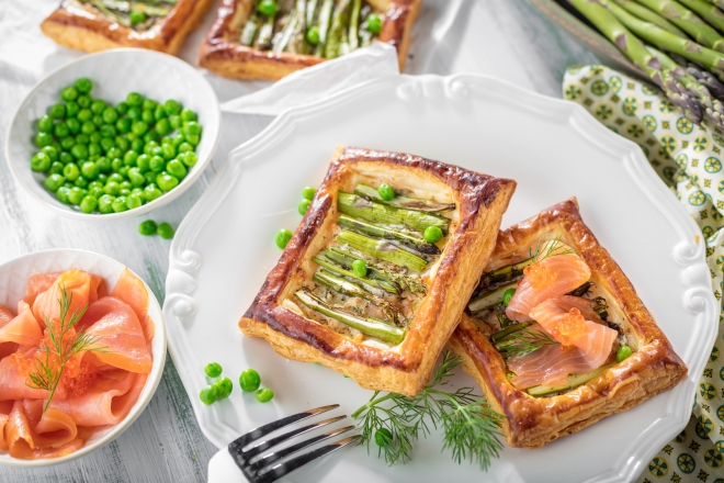 ricette-per-pasqua_sfogliatine-asparagi-piselli-ricotta-salmone