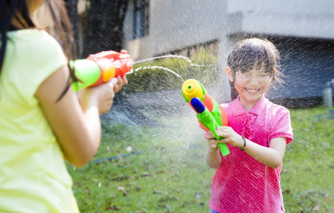 giochi-con-pistole-acqua-bambini-estate