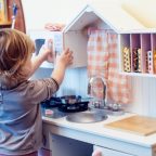 gioco-simbolico-attivita-divise-per-eta-metodo-montessori-piaget