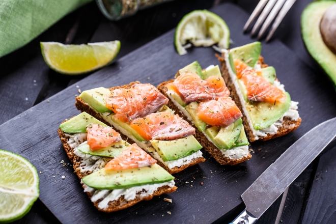 che-spesa-fare-per-non-cucinare-ricette_avocado-toast-salmone