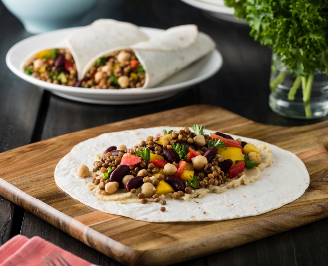 Tortillas con cheddar, peperoni, pomodori, feta e fagioli rossi