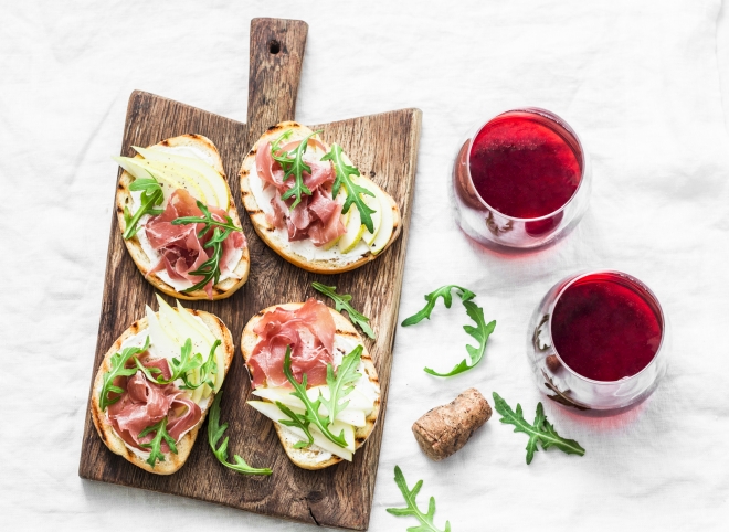 ricette-pranzo-ferragosto-menu-estate_bruschette-caprino-mela-prosciutto-crudo