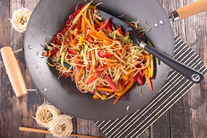 ricette vegetariane di primi piatti: noodle con verdure