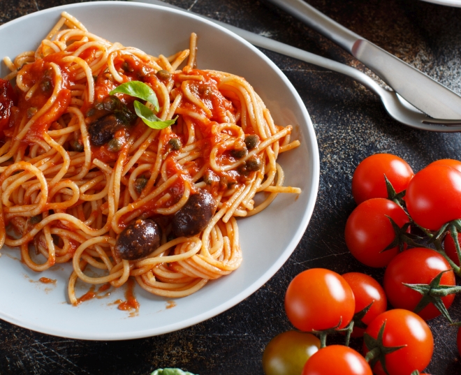 ricette vegetariane di primi piatti: spaghetti puttanesca pomodoro olive