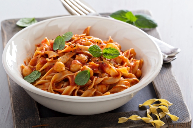 ricette vegetariane di primi piatti: pasta e ceci al pomodoro