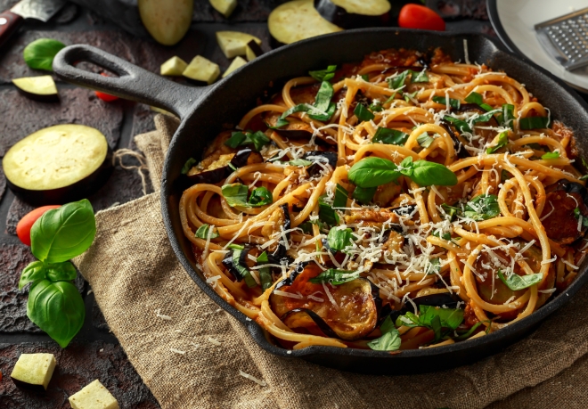 ricette vegetariane di primi piatti: spaghetti alla norma con melanzane