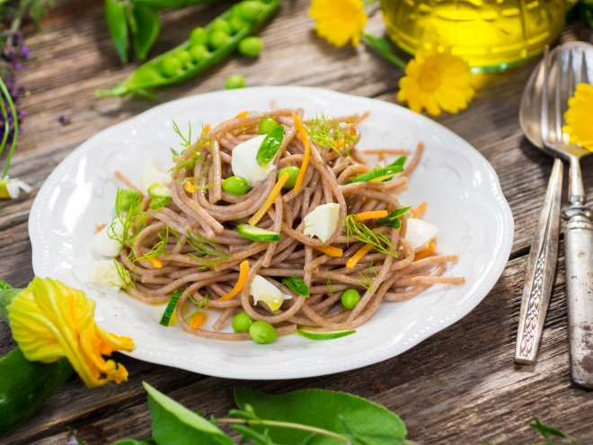 ricette vegetariane di primi piatti: spaghetti integrali verdure e primo sale