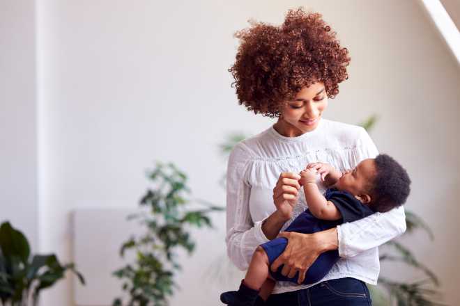 come-prendersi-cura-di-un-neonato-secondo-il-metodo-montessori-guida-completa_mammafelice