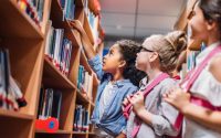 bambine e bambini in biblioteca