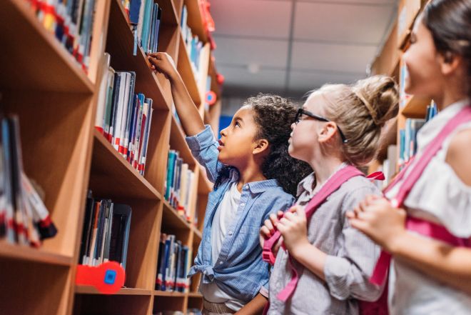 bambine e bambini in biblioteca