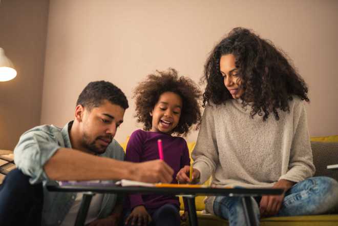 esempio di famiglia nera felice che non cede alla pedagogia nera