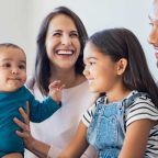 famiglia mista sorride sul divano