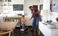 padre e figlio puliscono casa insieme