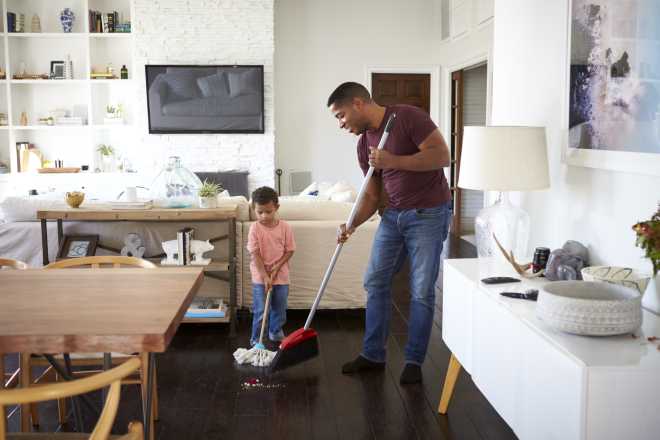 padre e figlio puliscono casa insieme