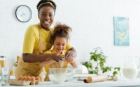 insegnare ai bambini a mangiare da soli